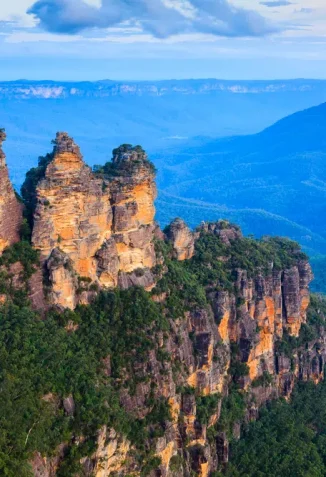 best-day-hikes-in-the-Blue-Mountains-Sydney-three-sisters
